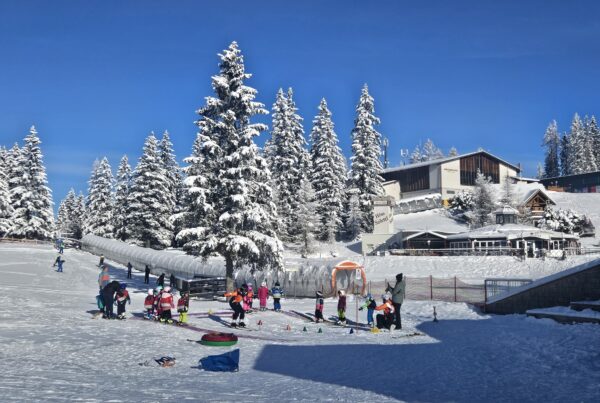 Skikurs in den österreichischen Alpen