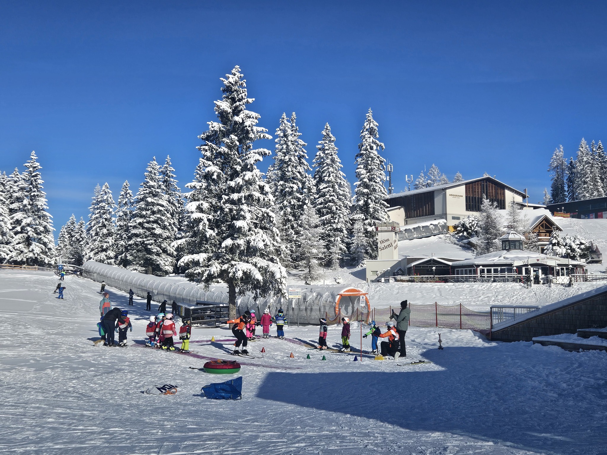 Skikurs in den österreichischen Alpen