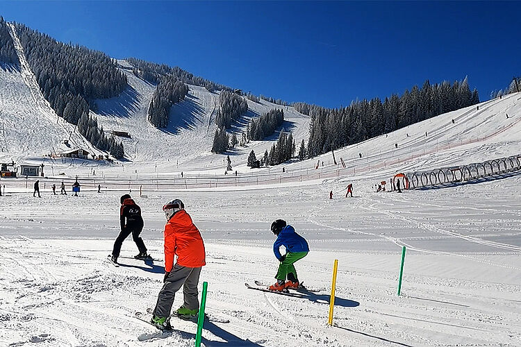 Schneepfluübungen beim Kinderskikurs